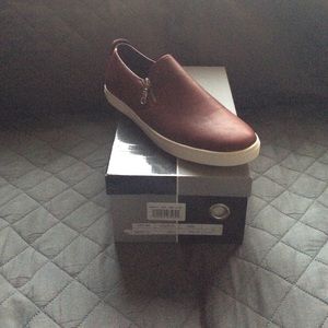 Men’s 10.5 Burgundy Frank Vanucci slip on shoes